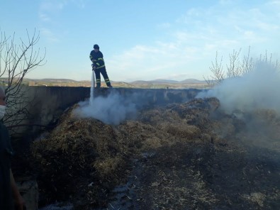 Suluova'da Samanlık Yangını Açıklaması 20 Ton Saman Kül Oldu