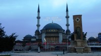 Taksim Camii Mahyalar İle Süslendi