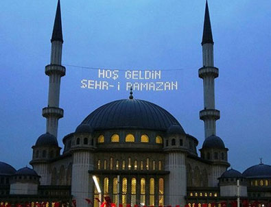 Taksim Camii'nin mahyası yakıldı!