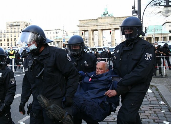 Alman polisinden protestoculara sert müdahale!