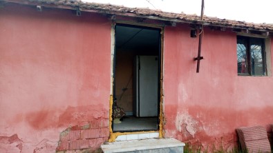 Bağ Evinin Kapısını Çalan Hırsızlara İlginç Tepki Açıklaması 'Çok İhtiyacınız Varsa Gelin Bir Kapı Da Ben Hediye Edeyim'