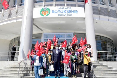 Başkan Gürkan'dan Öğrencilere Hediye