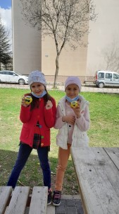 ESCEVDER 'Çim Adam' Dağıtarak Çocuk Bayramını Kutladı