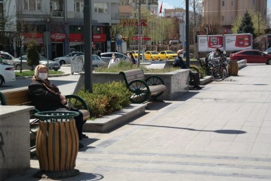 Eskişehir'de 65 Yaş Üstü Vatandaşlar Güneşi Selamladı
