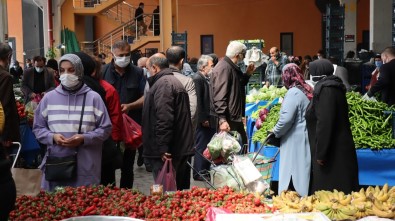 Kısıtlama Öncesinde Pazar Alanları Tıka Basa Doldu