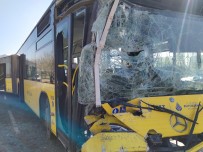 Kontrolden Çıkan İETT Otobüsü Emniyet Şeridindeki Servis Minibüsüne Çarptı Açıklaması 1 Yaralı Haberi