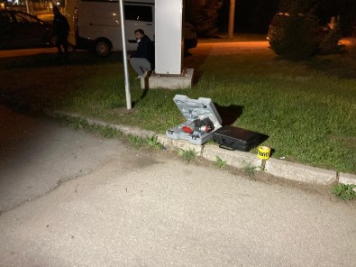 Yol Kenarında İşçilerin Bulduğu Çantadan Silah Ve Şarjör Çıktı