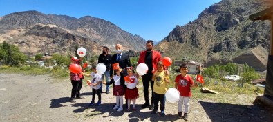 Artvin'de 23 Nisan Konvoyu Oluşturuldu, Şiir Ve Marşlarla Çocuklara Sürpriz Yapıldı