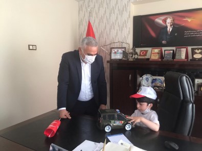 Başkan İkidağ, Koltuğunu Otizmli Mahmut'a Teslim Etti