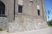 Diyarbakır'da Tarihi Caminin Dokusuna Zarar Verildi