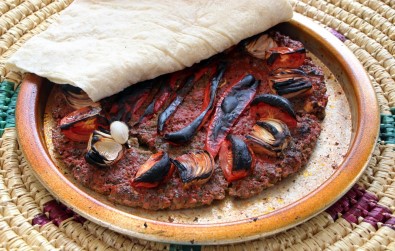 Gastronomi Şehrinin Vazgeçilmezi 'Tepsi Kebabı' Sofraları Süslüyor
