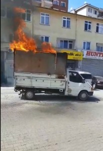 Giresun'da Kağıt Toplama Aracı Alev Alev Yandı