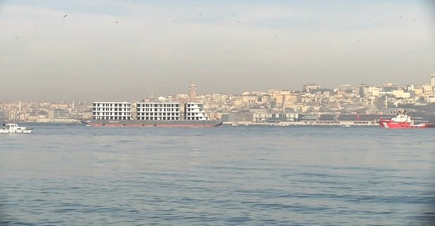 İstanbul Boğazı'ndan 'apartman' geçti!