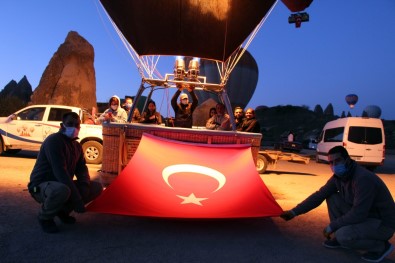 Kapadokya'da Balonlar Türk Bayrakları Ve Atatürk Posterleriyle Havalandı