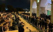 Kudüs'te Binlerce Filistinli, Mescid-İ Aksa'da İbadet Edenlere Saldıran İsrail'i Protesto Etti