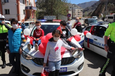 Oltu'da Polislerden 23 Nisan Kutlaması
