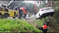 (ÖZEL) Maltepe'de Otomobil Ormanlık Alana Uçtu Açıklaması 2 Yaralı
