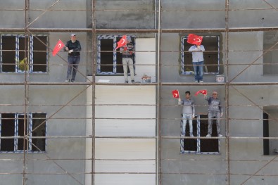 Sinop'ta 23 Nisan Balkonlardan Kutlandı Açıklaması İnşaat İşçileri De Çocuklar Gibi Sevindi