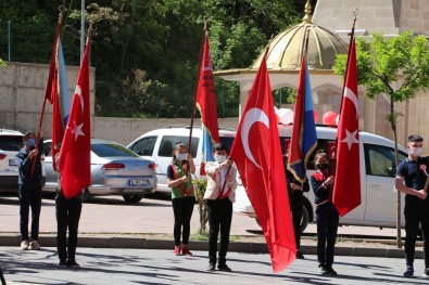 Şırnak'ta Vatandaşlar 23 Nisan Kutlamalarına Balkon Ve Camlardan Eşlik Etti