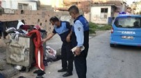 Zabıtadan duygulandıran davranış: Çöpe atılan Türk bayrağını çıkarıp öptü