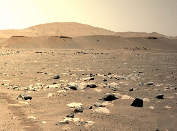 NASA'nın Mars'a indirdiği mini helikopterden ilk fotoğraf geldi