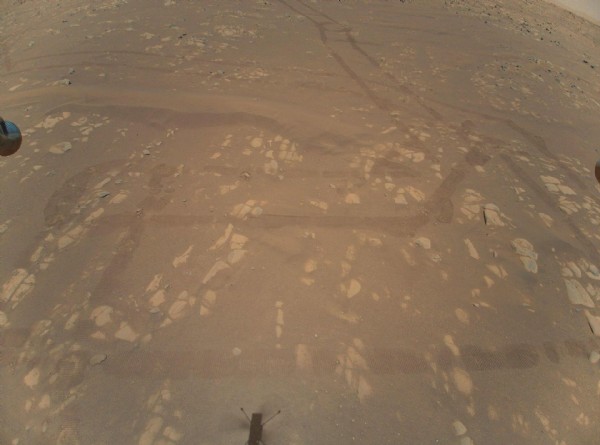 NASA'nın Mars'a indirdiği mini helikopterden ilk fotoğraf geldi