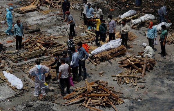 Hindistan'da koronadan ölenleri sokaklarda yakıyorlar