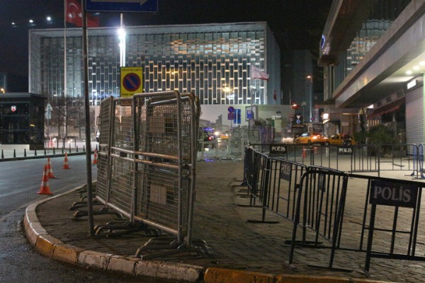 İstanbul'da 1 Mayıs için güvenlik hazırlığı: Taksim Meydanı ve Gezi Parkı bariyerlerle kapatıldı