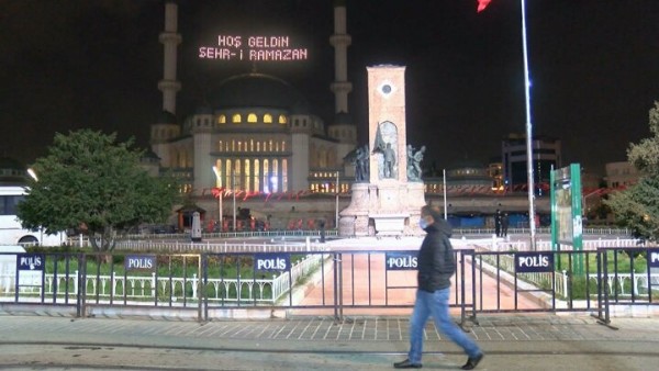 İstanbul'da 1 Mayıs için güvenlik hazırlığı: Taksim Meydanı ve Gezi Parkı bariyerlerle kapatıldı