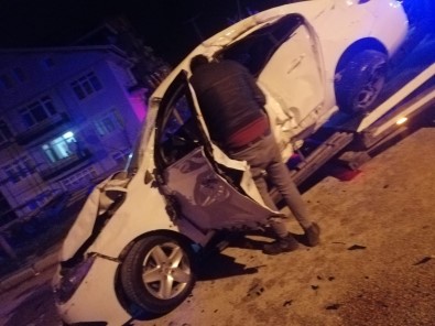 Isparta'da Otomobil İle Ticari Taksi Çarpıştı Açıklaması 3 Yaralı
