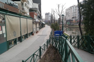 Kızaran Eskişehir'in Caddelerinde Hafta Sonu Sessizliği