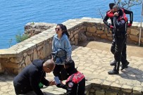 Cüzdanları Çalınan Çinli Turistler Dil Bilmeyince Polis Dertlerini Canlandırma Yaparak Anlamaya Çalıştı Haberi