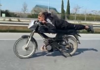 Motosiklete Yüzüstü Yatıp Akrobasi Yaptılar, Polisi Görünce Yaya Olarak Kaçtılar Haberi