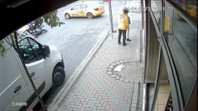 (Özel) İstanbul'da Feci Kaza Açıklaması Motosikletli Taksinin Altına Girdi