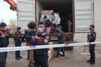 İzmir'de Konteyner İçinde Yakalanan 91 Düzensiz Göçmen Karakola Götürüldü