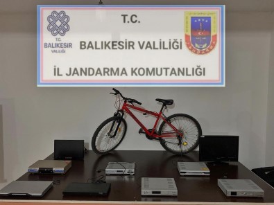 Jandarma'da Balkonda Saklanan Hırsızlara Suçüstü