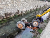 Kontrolden Çıkan Traktör Sürücüsüyle Büyük Menderes Nehri'ne Düştü Haberi