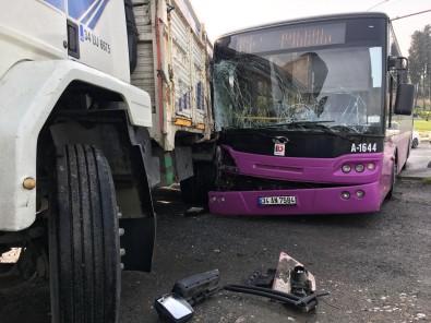 Küçükçekmece'de Otobüs İle Kamyon Birbirine Girdi