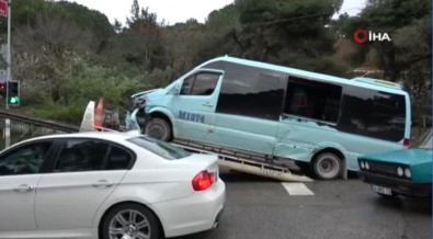Maltepe'de Önüne Yaya Fırlayan Araç Sürücüsü, Direksiyonu Kırınca Minibüse Çarptı