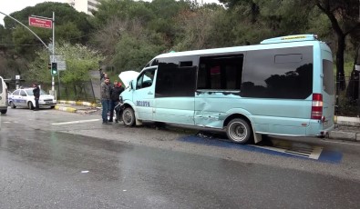 (Özel) Maltepe'de Önüne Yaya Fırlayan Araç Sürücüsü, Direksiyonu Kırınca Minibüse Çarptı