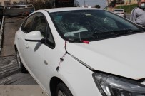 Ümraniye'de İki Otomobil Kafa Kafaya Çarpıştı, Sürücü Araçta Sıkıştı