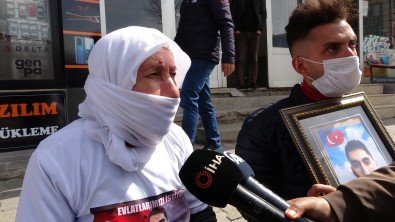 Muş'ta Gözü Yaşlı Aileler HDP Önünde Oturma Eylemi Başlattı