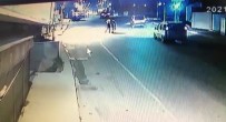 Pendik'te Alev Topuna Dönen Araç Yangınının Görüntüleri Güvenlik Kameralarına Yansıdı Haberi
