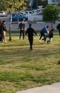 Antalya'da Parkta Tekmeli Sopalı Kavga