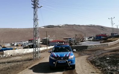 Ardahan'da Jandarma Anonslarla 'Evde Kalın' Çağrısı Yapıyor