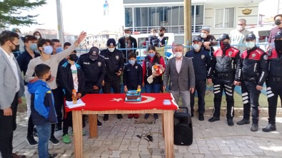 Cami Cemaatinden Polise Yaş Pastalı Kutlama