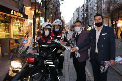 ÇEL- DER Başkanı Mehmet Taş, 'Polis Haftası'nda Polislere Karanfil Dağıttı