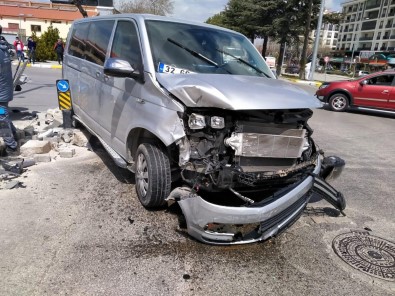 Isparta'da Hafif Ticari Araç İle Minibüs Çarpıştı Açıklaması 1 Yaralı