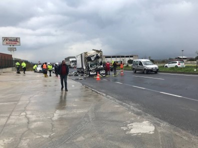 İzmir'de Feci Kaza Açıklaması 1 Ölü, 1 Ağır Yaralı