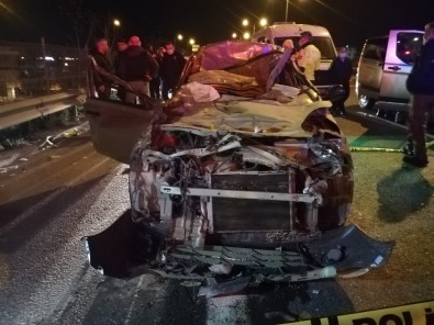 İzmir'de Otomobil Tıra Arkadan Çarptı Açıklaması 1 Ölü, 1 Yaralı